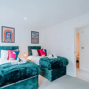 Apartment Two Bedroom Urban Retreat In The Heart Of